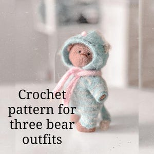 Modèle au crochet pour trois tenues d'un petit ours en peluche
