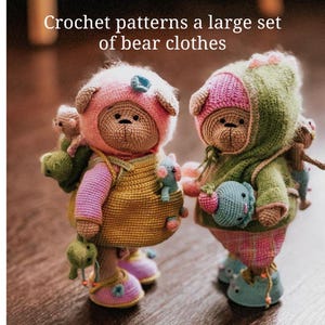 Könnte beinhalten: Zwei gehäkelte Teddybären, die farbenfrohe Outfits tragen. Der Bär links trägt ein rosa-grünes Outfit mit einem Rucksack und einem kleinen gehäkelten Bären auf dem Rücken. Der Bär rechts trägt ein grün-rosa Outfit mit einem gehäkelten Vogel in der Hand. Häkelmuster ein großes Set an Bärenkleidung.