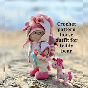 Modello all'uncinetto per orsacchiotto a forma di cavallo. Orsetto amigurumi.