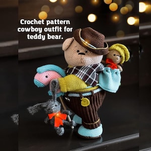 Modello all'uncinetto per un vestito da cowboy per orsacchiotto.