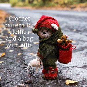 Schema all'uncinetto per vestiti natalizi per un orsetto - teddy. Schema all'uncinetto per una borsa con regali. Elfo orso di Natale.
