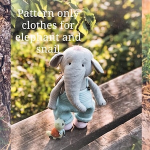 Può includere: Uno schema all'uncinetto per vestiti per un elefante e una lumaca. Lo schema include un abito blu e bianco per l'elefante e un abito verde per la lumaca.
