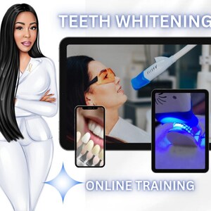 Puede incluir: Una mujer con una bata blanca de laboratorio se para con los brazos cruzados y sonríe. Detrás de ella hay tres pantallas que muestran imágenes de procedimientos de blanqueamiento dental. El texto "TEETH WHITENING" está en la parte superior de la imagen y "ONLINE TRAINING" en la parte inferior.