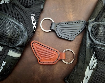 Chaveiro Honda com Asa em Couro Relevo: Acessório em Couro Curtido Vegetal Costurado à Mão