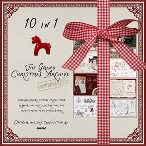 Pode incluir: Um arquivo de Natal festivo com uma estatueta de cavalo vermelho e uma fita xadrez vermelha e branca. A imagem inclui o texto "10 em 1" e "The Grand Christmas Archive". Apresenta papéis em relevo, molduras vintage, etiquetas, fitas e ilustrações.