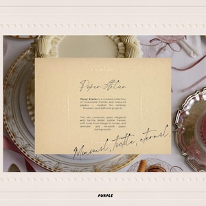 以下が含まれることがあります： エレガントな筆記体で「Paper Atelier」と書かれたベージュ色のカード。装飾的なボーダーで縁取られています。カードは、装飾的なお皿と銀色のトレイを背景に配置され、下部には「PURPLE」の文字があります。