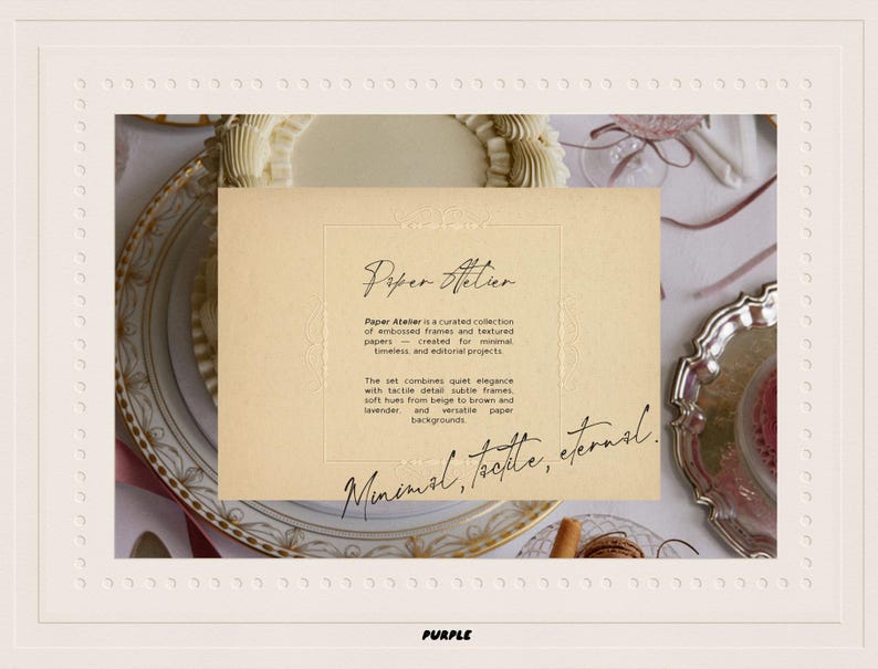 以下が含まれることがあります： エレガントな筆記体で「Paper Atelier」と書かれたベージュ色のカード。装飾的なボーダーで縁取られています。カードは、装飾的なお皿と銀色のトレイを背景に配置され、下部には「PURPLE」の文字があります。