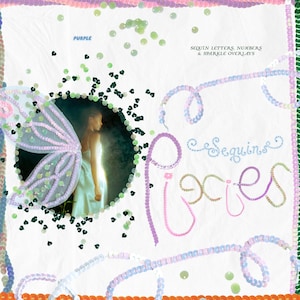 Pode incluir: Um fundo branco com um recorte circular mostrando uma pessoa em um vestido branco com asas de fada. O texto diz PURPLE, SEQUIN LETTERS, NUMBERS & SPARKLE OVERLAYS e Sequins Pixies. A borda e os detalhes consistem em lantejoulas coloridas.