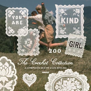 Puede incluir: Una colección de tapetes de encaje blanco con diseños florales y geométricos. Algunos tapetes tienen texto que dice "YOU ARE", "KIND" y "GIRL". La imagen también incluye el texto "The Crochet Collection" y "A COMPLETE SET OF LACE DOILIES".