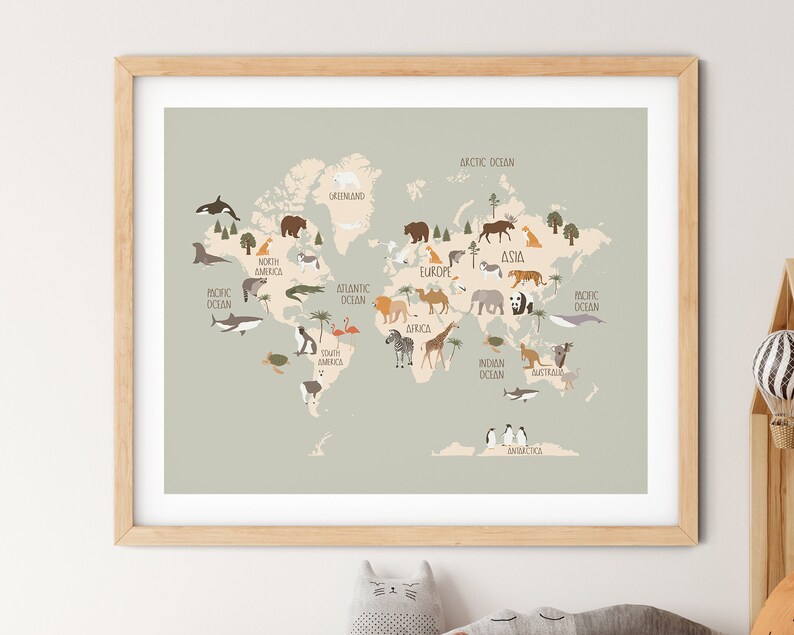 Peut inclure: Une carte du monde verte avec des illustrations d'animaux de diff&eacute;rents continents. La carte comprend les noms des continents et des oc&eacute;ans. La carte est encadr&eacute;e dans un cadre en bois clair.