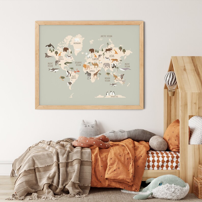 Peut inclure: Une carte du monde encadr&eacute;e avec un fond vert clair et des illustrations d'animaux de diff&eacute;rents continents. La carte comprend les noms des continents et des oc&eacute;ans. Le cadre est en bois brun clair.