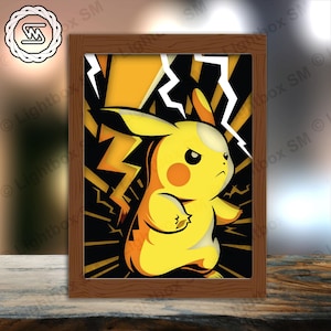 Può includere: Un'opera d'arte incorniciata con Pikachu, un personaggio Pokémon giallo, con un'espressione arrabbiata. L'opera d'arte ha un design a strati con accenti di fulmini gialli, arancioni, neri e bianchi. La cornice è marrone.