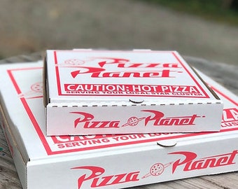 Diseño de etiquetas para cajas de pizza de Pizza Planet, disponible en formato digital instantáneo (PDF, SVG y JPG).