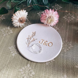 Plato con inicial de pareja con letras personalizadas, cuenco para joyas, anillo de compromiso, boda, regalo hecho a mano, mesa de aniversario para bodas, regalo considerado