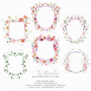 Op de afbeelding: Watercolor bloemenkam clip art. Zes kamcomposities, elk met een unieke bloemarrangement in roze, gele en paarse tinten. De kammen zijn schildvormig met een transparante achtergrond. De tekst "Watercolor HAND PAINTED CLIP ART" is inbegrepen.