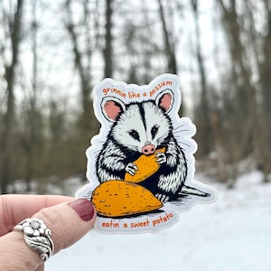 Sticker Possum mignon | Sourire comme un opossum en train de manger une patate douce | Autocollant en vinyle d'argot du Sud | Cadeau pour amoureux des animaux