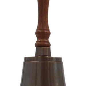 Pu&ograve; includere: Una campana color bronzo con manico in legno. Il manico &egrave; di colore marrone scuro e ha una parte superiore arrotondata. La campana ha una base svasata e una finitura liscia e lucida. La campana viene probabilmente utilizzata per la segnalazione o la decorazione.