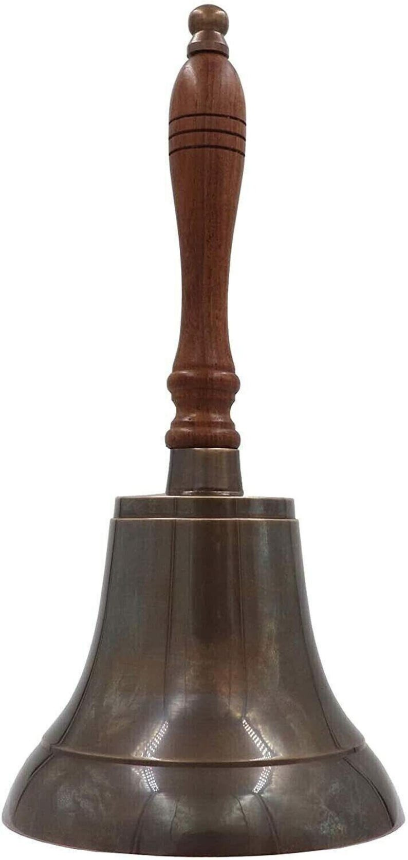 Pu&ograve; includere: Una campana color bronzo con manico in legno. Il manico &egrave; di colore marrone scuro e ha una parte superiore arrotondata. La campana ha una base svasata e una finitura liscia e lucida. La campana viene probabilmente utilizzata per la segnalazione o la decorazione.