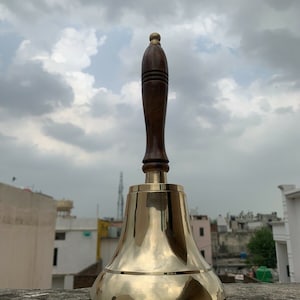 Campana de mano de latón macizo de 11" con mango de madera para escuela y servicio de llamada.