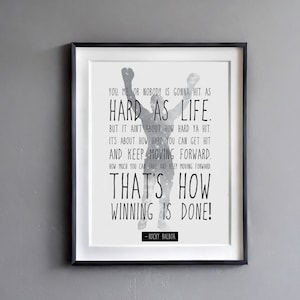 Cytat Rocky'ego Balboa | Ty, ja lub nikt inny nie uderzy tak mocno jak życie | Motywujący cytat na ścianę | Inspirujący plakat z cytatem Rocky'ego