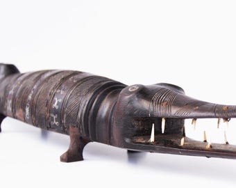 トゥアレグ族（モーリタニア）の黒檀の木彫りの動物、ワニ（銀線象嵌入り）