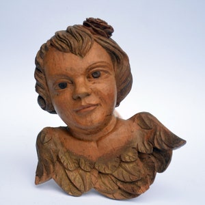 Antiker italienischer Engel Putti Geflügelte Putte mit Blume