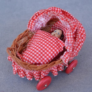 Vintage Caco miniatuur poppenhuiswagen uit het midden van de eeuw poppen rieten kinderwagen
