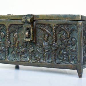 Joyero de bronce grueso de estilo neogótico con escenas bíblicas, siglo XIX. Coloquio de Poissy.