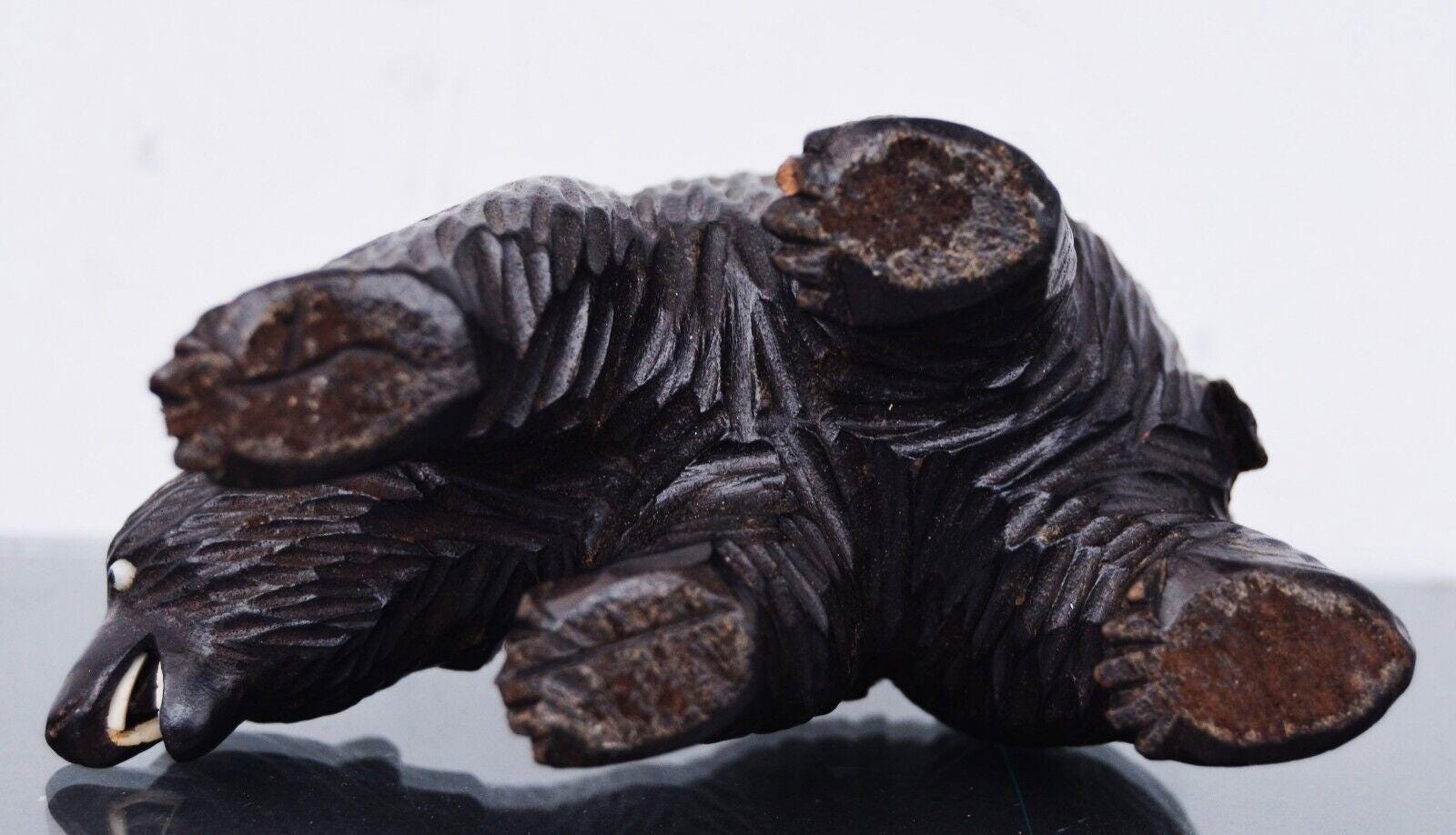黒い森の彫刻が施された熊、ガラスの目、硬い木彫り - Etsy 日本