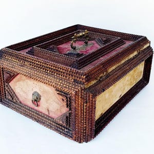 Grande boîte à couture ou boîte à bibelots ancienne pour vagabonds début du XXe siècle 30,5 x 30,5 cm
