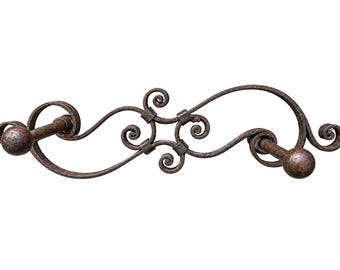 Op de afbeelding: Een donkerbruine, verweerde metalen wandhaak met twee bolvormige knoppen aan de uiteinden van horizontale stangen. Het middengedeelte bestaat uit decoratieve, symmetrische ijzeren krullen die de twee haken tot één geheel verbinden.