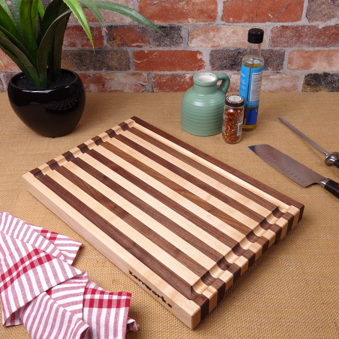 Edge Grain Cutting Board / Juice Groove / Maple and Walnut / Handmade