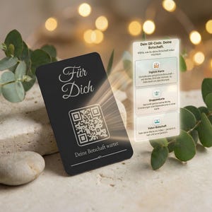 Könnte beinhalten: Eine schwarze rechteckige Karte mit dem weißen Text "Für Dich" und "Deine Botschaft wartet" sowie einem QR-Code. Ein schwebendes, durchscheinendes Menü zeigt "Dein QR-Code. Deine Botschaft." mit den Optionen "Digitale Karte," "Gruppenkarte," und "Video-Botschaft."