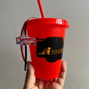 Puede incluir: Un juego de tres tazas de cer&aacute;mica con un acabado mate moteado. Cada taza presenta un color diferente: azul claro, crema y gris. Las tazas tienen un dise&ntilde;o simple y moderno con una forma redondeada y un asa c&oacute;moda.