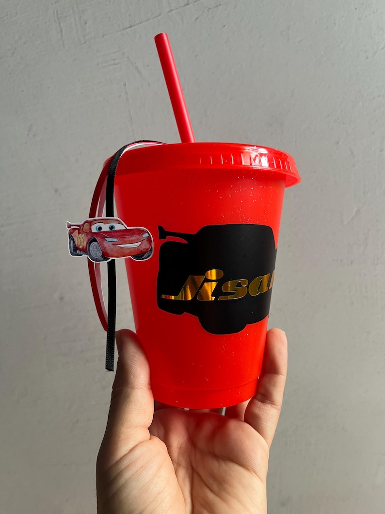 Puede incluir: Un juego de tres tazas de cer&aacute;mica con un acabado mate moteado. Cada taza presenta un color diferente: azul claro, crema y gris. Las tazas tienen un dise&ntilde;o simple y moderno con una forma redondeada y un asa c&oacute;moda.