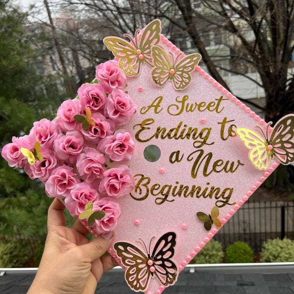 Adorno floral para birrete de graduación con mariposa, cartulina con purpurina.