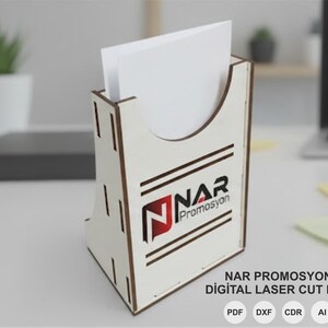 Könnte beinhalten: Ein hellfarbener Schreibtisch-Organizer aus Holz mit dem Logo und Text "NAR Promosyon". Der Organizer enthält einen Stapel weißes Papier. Der Text "NAR Promosyon Digital Laser Cut File" ist ebenfalls sichtbar, zusammen mit Dateityp-Symbolen.