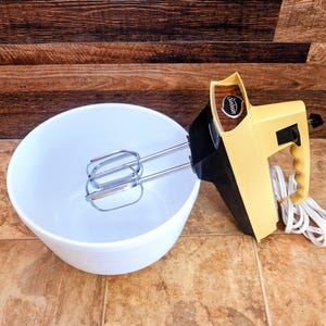Vintage Sunbeam 5 Speed Hand Mixer with Beaters and Pyrex Mixing Bowl | 1970s Small Kitchen Appliance | Sunbeam Mix Master 120 Watts | Gold