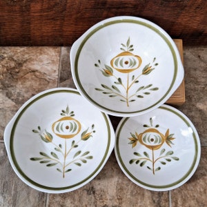 Set of 3 Vintage Bowls | 1960s Kasuga China Rice Bowls and Dipping Bowl | Provincial Flower Pattern - Green and Gold