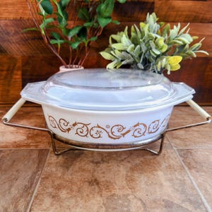Vintage Pyrex Empire Scroll Casserole with Lid and Stand | 1970s White and Gold Baking Dish with Trivet | Style 043 & 943C-20