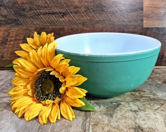Vintage 1940s Collectible Pyrex Primary Green Mixing Bowl