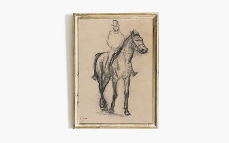 K&ouml;nnte beinhalten: Gerahmte Kohlezeichnung eines Reiters auf einem Pferd. Das Kunstwerk zeigt eine Person mit Zylinder, die auf einem Pferd sitzt. Die Zeichnung befindet sich auf beigem Hintergrund, in einem goldfarbenen Rahmen. Die Signatur des K&uuml;nstlers befindet sich unten links.