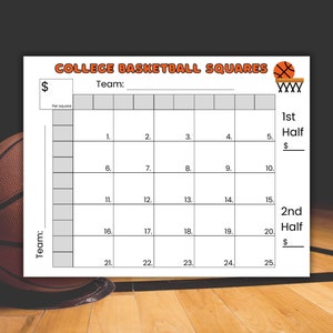 Puede incluir: Un tablero de juego de cuadrados de baloncesto universitario imprimible con un gráfico de baloncesto y el texto "COLLEGE BASKETBALL SQUARES". El tablero está dividido en 25 cuadrados, numerados del 1 al 25. Hay espacios para los nombres de los equipos y las puntuaciones para la primera y la segunda mitad.