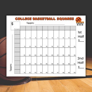 Puede incluir: Un juego de cuadrados de baloncesto universitario imprimible con un balón de baloncesto y un aro de baloncesto. El tablero de juego está dividido en 50 cuadrados, numerados del 1 al 50. Hay espacios para escribir el nombre del equipo y la cantidad total de dinero para las primeras y segundas mitades.