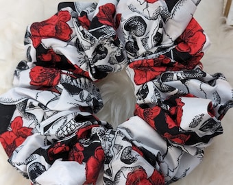 Coletero con calavera y amapola, accesorio para el cabello de estilo gótico glamuroso.