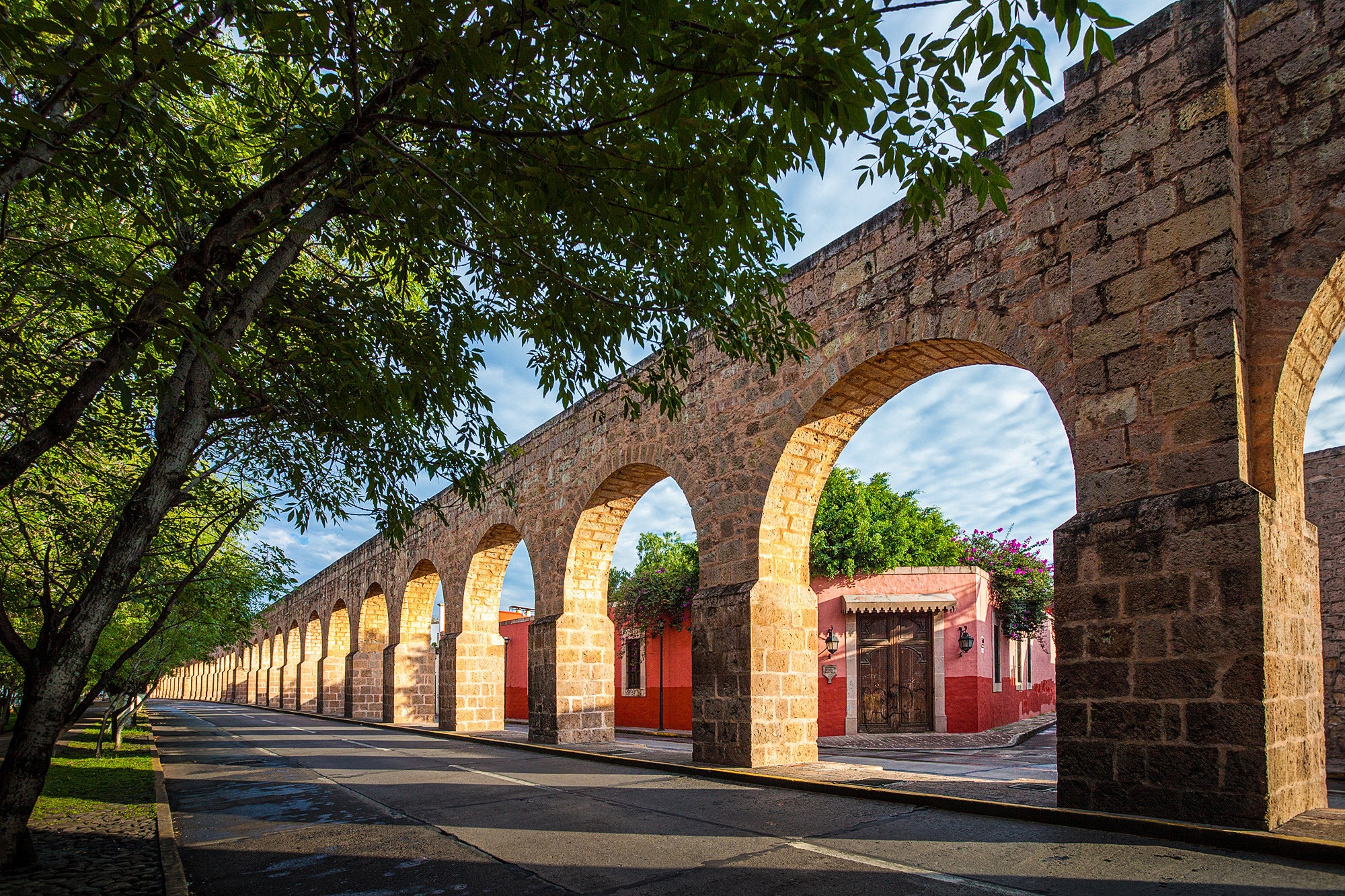 Morelia México Acueducto ColonialHistoric LandmarkRed HouseMexican