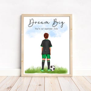 Ritratto di una star dello sport, regalo per un bambino in abbigliamento sportivo, stampa di fine stagione calcistica, celebrazione del campionato di calcio / A4 / A5 / Biglietto di auguri