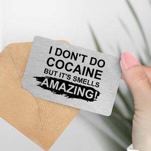 Divertida tarjeta de metal para billetera, no tomo cocaína pero huele increíble, regalo divertido, regalo peculiar para amigos, tarjeta de recuerdo única