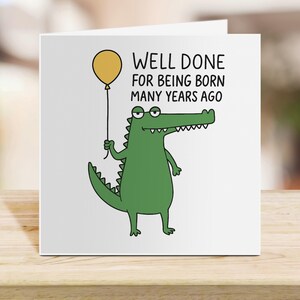 Cartão de aniversário engraçado - "Parabéns por ter nascido há tantos anos" - Cartão de aniversário de crocodilo para ele ou ela - Sarcástico e peculiar