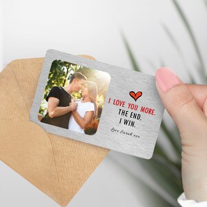 Biglietto d'auguri in metallo personalizzato "Ti amo di più, la fine". Personalizzalo con il tuo nome: regalo perfetto per il fidanzato, per un anniversario o per San Valentino.